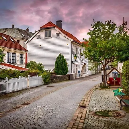 Roomsly I 1889 Building Near Bryggen Appartement *